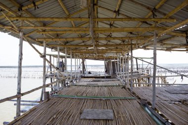 Tayland 'daki Bambu Evi, Denizin ortasındaki Krateng.