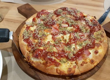 Hawaii pizzası ahşap masada. 