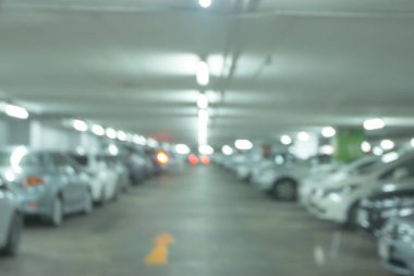 Otoparkın içi bulanık. 