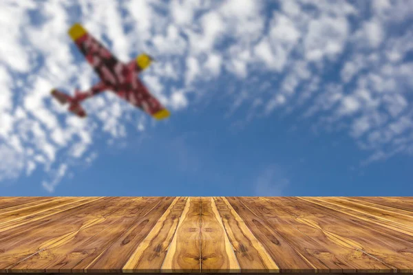 Houten Tafel Met Wazige Lucht Vlakke Achtergrond — Stockfoto