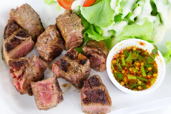 Sebze salatalı ızgara biftek.