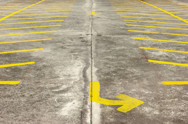 Gelbe Linien Parken Auf Betongrund — Stockfoto
