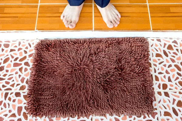 Maroon Fußmatte Mit Fuß — Stockfoto