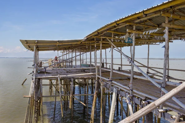 Tayland 'daki Bambu Evi, Denizin ortasındaki Krateng.