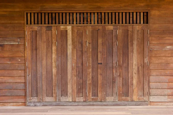 茶色の古い木製のドア — ストック写真
