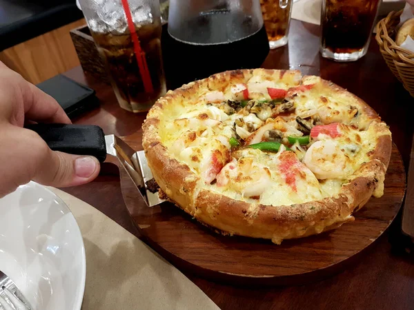 Θαλασσινά Pizza Ξύλινο Τραπέζι — Φωτογραφία Αρχείου