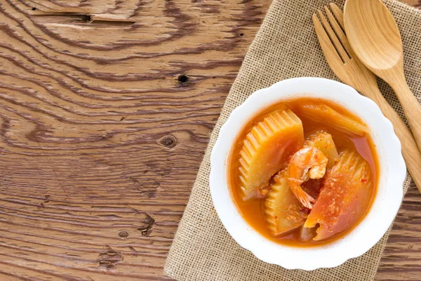 Gamberetti Curry Acido Papaia Sfondo Legno — Foto Stock