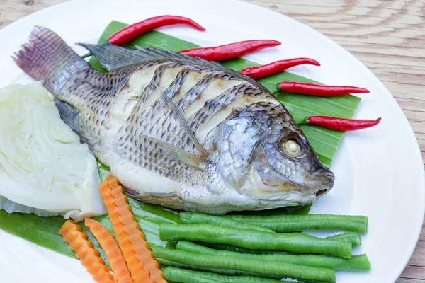 蒸しニロティカ魚 野菜とタイスタイルの蒸し魚 — ストック写真