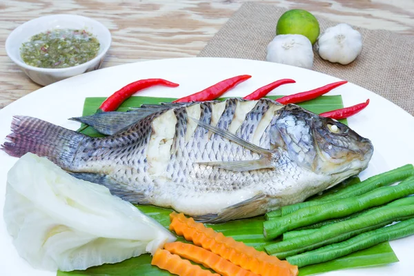 蒸しニロティカ魚 野菜とタイスタイルの蒸し魚 — ストック写真