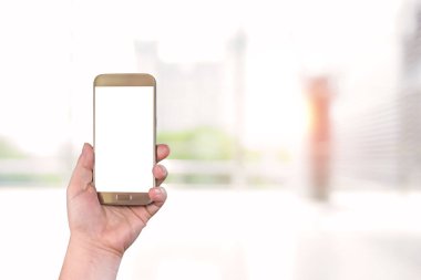 Mühendislik inşaat kavramına sahip akıllı telefonu tutan eller bulanık arkaplan