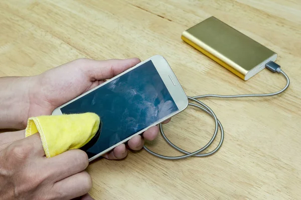 Pantalla Limpieza Teléfonos Inteligentes Con Banco Energía Sobre Fondo Madera — Foto de Stock