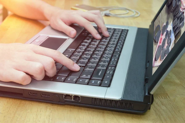 Close Man Met Behulp Van Notebook Houten Tafel Business Concept — Stockfoto