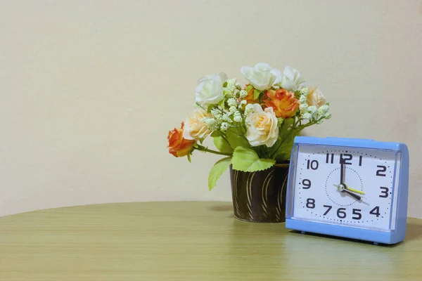 Nahaufnahme Wecker Blau Uhr Mit Blume Auf Wandhintergrund — Stockfoto