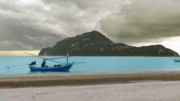 Awan Badai Dan Perahu Nelayan Laut Time Lapse — Stok Video