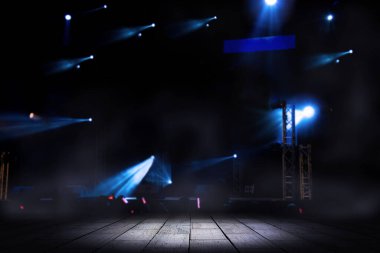 Üst ahşap masa. Konser arka planı bulanık, ahşap masa.