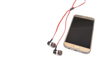 Kırmızı kulaklık ve akıllı telefon beyaz arkaplanda izole edilmiş.