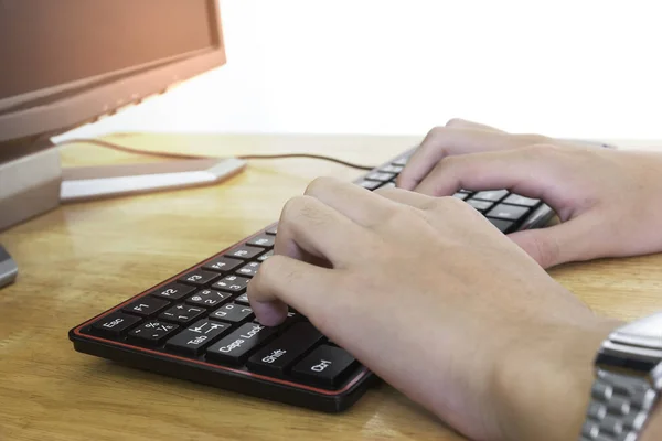 Close Van Het Typen Van Mannelijke Handen Zwart Toetsenbord Zakenman — Stockfoto