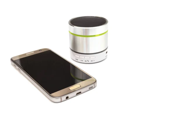 Handy Und Silberner Bluetooth Lautsprecher Isoliert Auf Weißem Hintergrund — Stockfoto