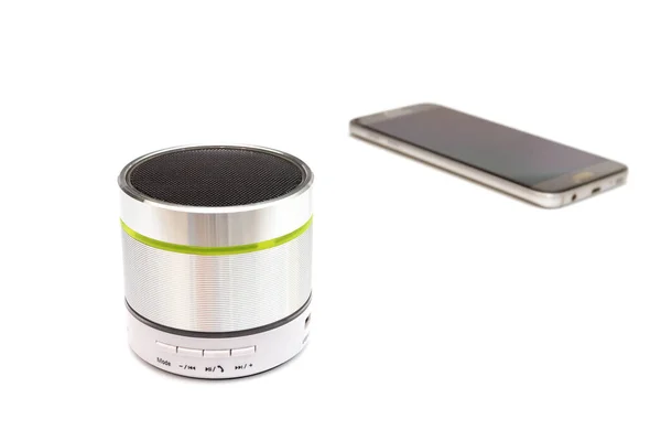 Mobiltelefon Och Silver Bluetooth Högtalare Isolerad Vit Bakgrund — Stockfoto