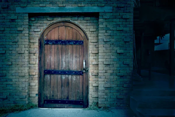 レンガの壁にアンティークの木製のドア フィルター効果 — ストック写真