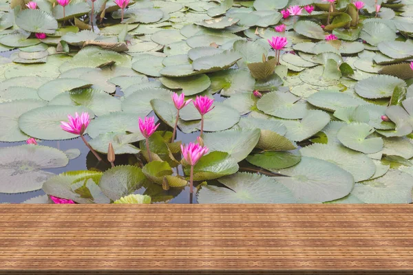 ピンクの蓮の背景を持つトップデスク 木製のテーブル — ストック写真