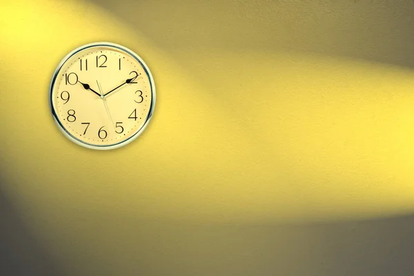 金墙背景的时钟 — 图库照片