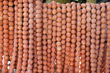 Çiğ domuz sosisi sallanıyor..