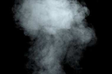 Siyah arkaplanda izole edilmiş soyut toz veya duman