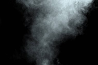 Siyah arkaplanda izole edilmiş soyut toz veya duman