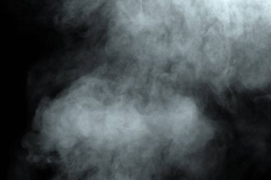 Siyah arkaplanda izole edilmiş soyut toz veya duman