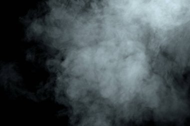 Siyah arkaplanda izole edilmiş soyut toz veya duman