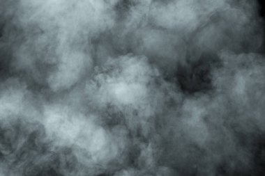Siyah arkaplanda izole edilmiş soyut toz veya duman