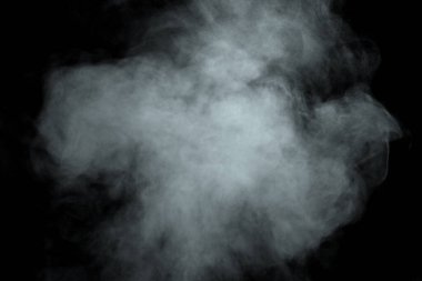 Siyah arkaplanda izole edilmiş soyut toz veya duman