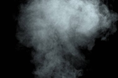 Siyah arkaplanda izole edilmiş soyut toz veya duman