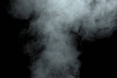 Siyah arkaplanda izole edilmiş soyut toz veya duman