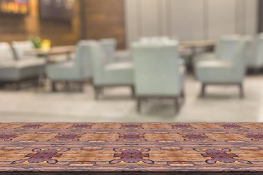 Bulanık restoran geçmişi olan üst masa, ahşap masa.