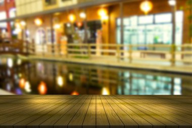 Bulanık restoran geçmişi olan üst masa.