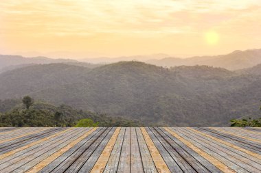 Sabah manzaralı ahşap masa.