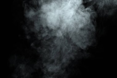 Siyah arkaplanda izole edilmiş soyut toz veya duman