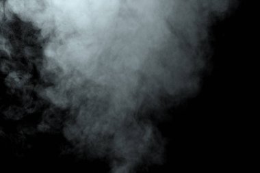 Siyah arkaplanda izole edilmiş soyut toz veya duman