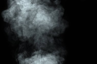 Siyah arkaplanda izole edilmiş soyut toz veya duman