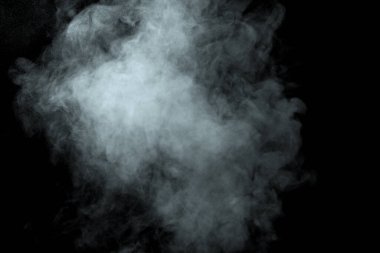 Siyah arkaplanda izole edilmiş soyut toz veya duman