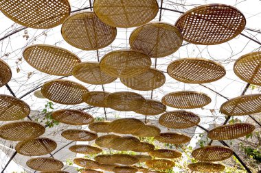 güneş gölgesi için dekore edilmiş harman sepeti