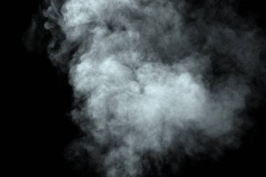 Siyah arkaplanda izole edilmiş soyut toz veya duman
