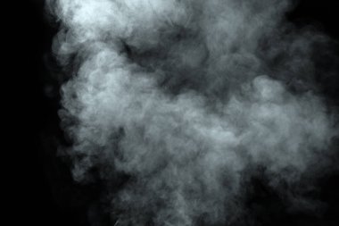 Siyah arkaplanda izole edilmiş soyut toz veya duman