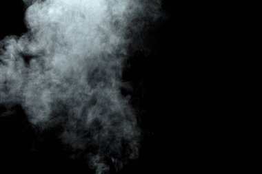 Siyah arkaplanda izole edilmiş soyut toz veya duman