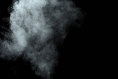 Siyah arkaplanda izole edilmiş soyut toz veya duman