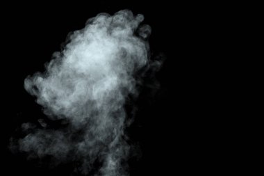 Siyah arkaplanda izole edilmiş soyut toz veya duman