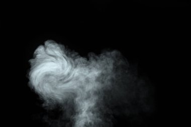 Siyah arkaplanda izole edilmiş soyut toz veya duman