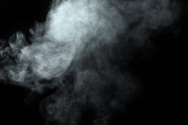 Siyah arkaplanda izole edilmiş soyut toz veya duman